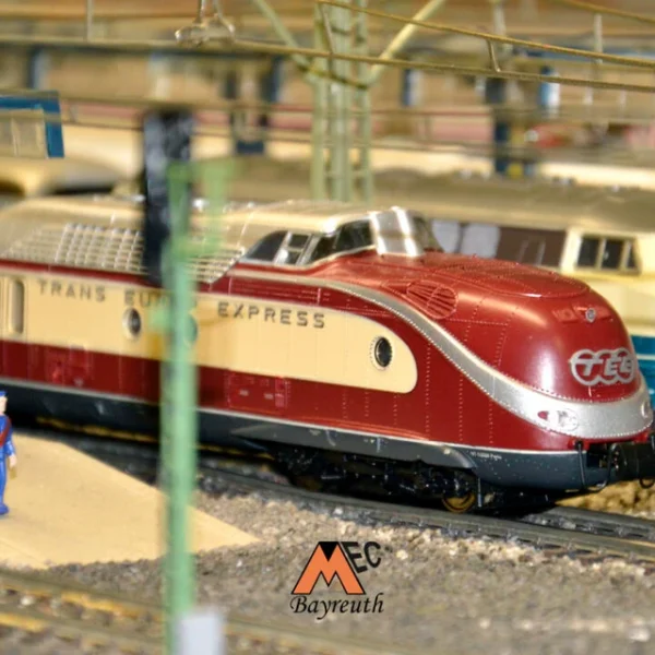 Trans Europa Express im Bahnhof - bereit zur Abfahrt.