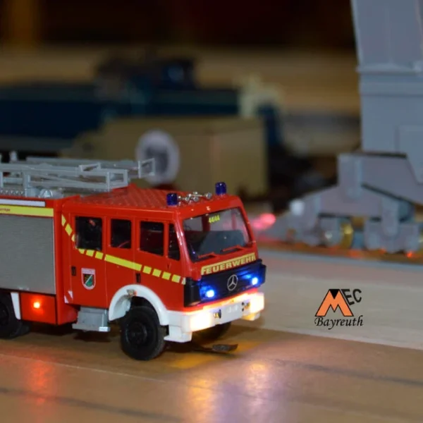 Szene auf dem Containerbahnhof: Feuerwehr mit "voller" Einsatzbeleuchtung (Car-System).