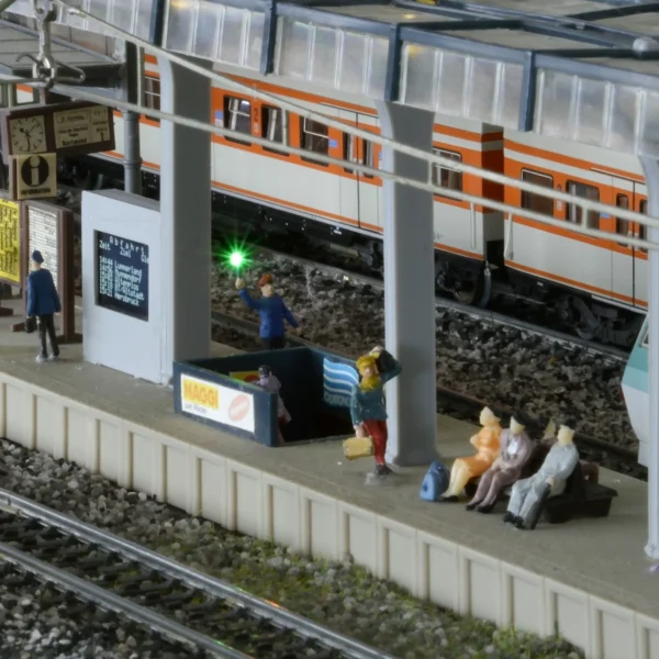 "Abfahrt" am Kopfbahnhof. Mit Zugzielanzeige und Abfahrzeiten in digitaler Form.