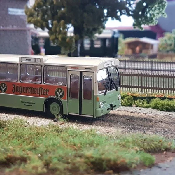 Ein Hingucker auf der Anlage: Stadtbus in grün/beiger Lackierung mit einem Werbebanner.
