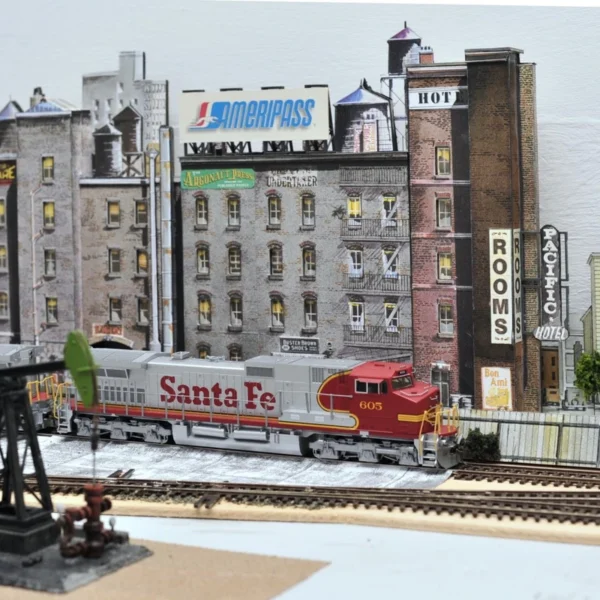 Ausschnitt aus der US Anlage mit Santa Fe Diesellok, Häuserzeilen und eine Ölpumpe im Vordergrund.