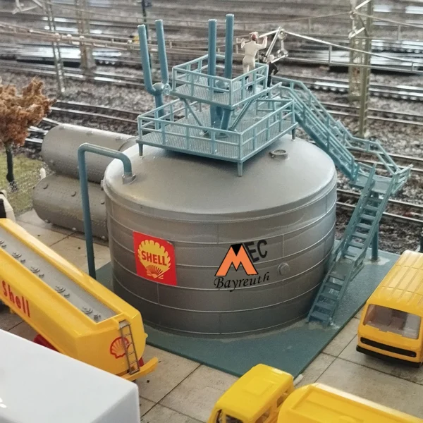 Öl- und Benzin-Verladestation mit vielen Fahrzeugen auf der Straße und der Schiene.