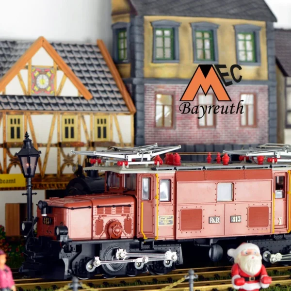 Als Hintergrund zur Deckenbahn in G-Scale sind Reliefhäuser aufgestellt. Im Vordergrund RhB Krokodil Ge 6/6 I von LGB.