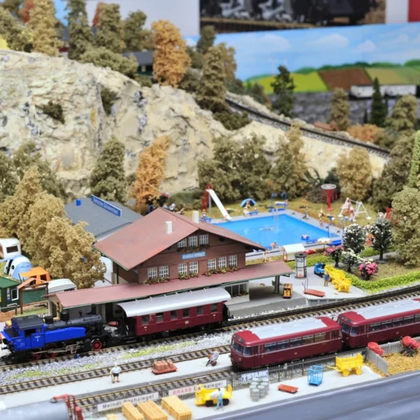 Nebenbahnromantik mit Bahnhof und Freibad.