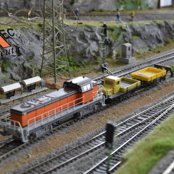 Diesellok mit Bauzug.