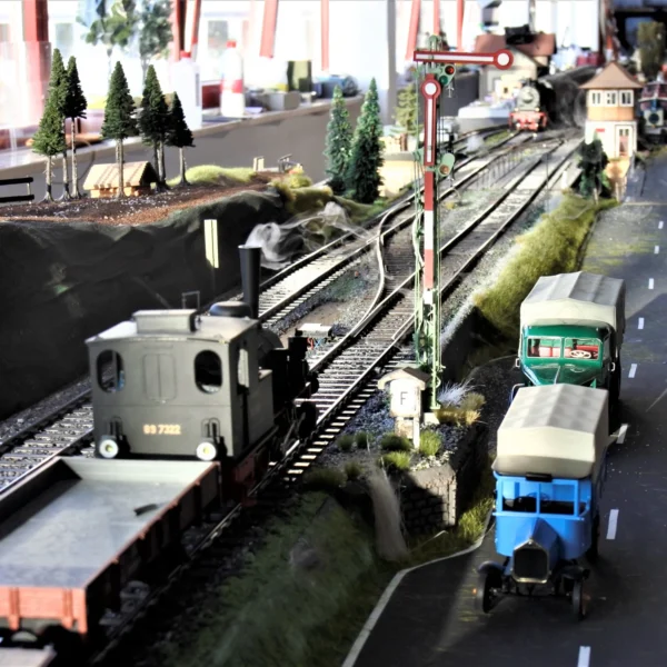 Zugverkehr wie im Original mit Signalsteuerung.