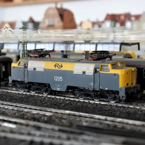 Im Kopfbahnhof findest du auch Lokomotiven anderer Länder.
Hier die Ikone der niederländischen Eisenbahn,
die 1205.