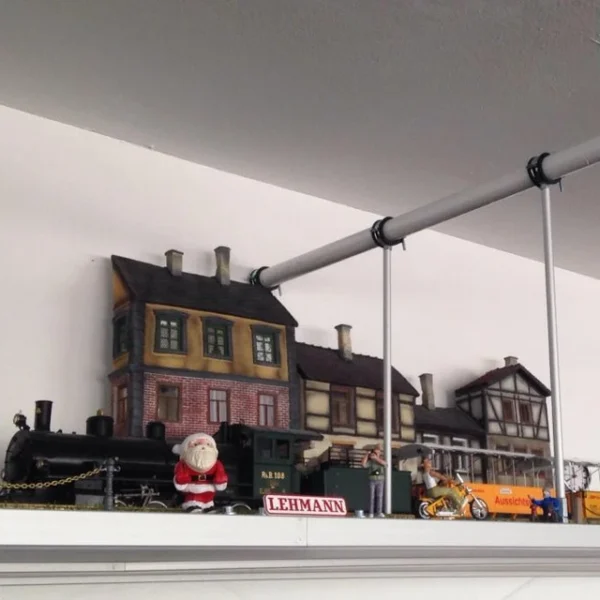 Häuserzeile - Reliefhäuser mit Dampflok der RhB von BRAWA.