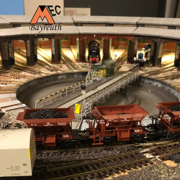 Ringlokschuppen und Bekohlungsanlage am oberen Bahnhof garantieren einen regen Zugverkehr.