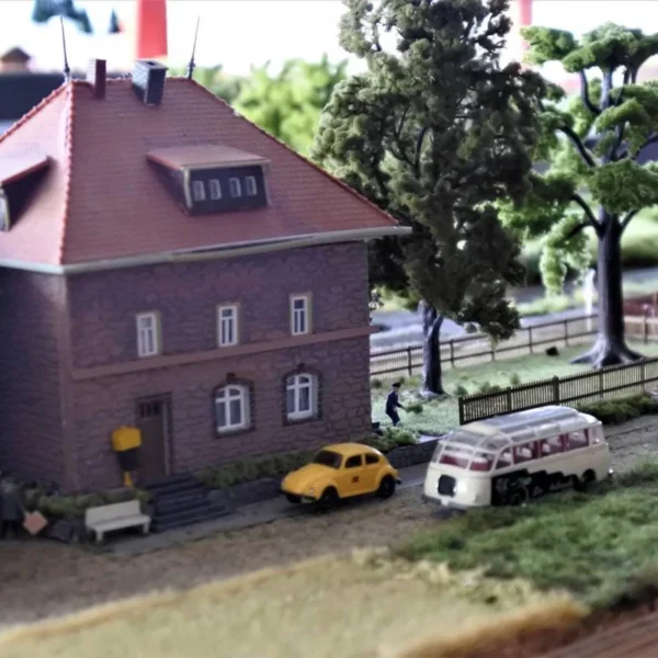 Der "Altstadt" Bahnhofsvorplatz mit Ausstattung  von Fahrzeugen aus der noch "lebendigen" Zeit.