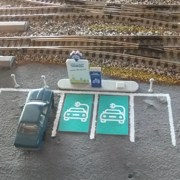 E-Ladesäulen im Modell für die "kleinen" Autos!