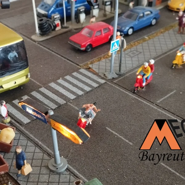 Am Bahnhofsplatz biegen die Vespas ab. Nichts besonderes? Doch, die haben ihr Licht an.