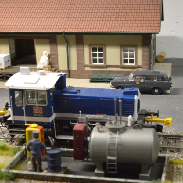 Märklin Rangierlok an der Dieseltankstelle.