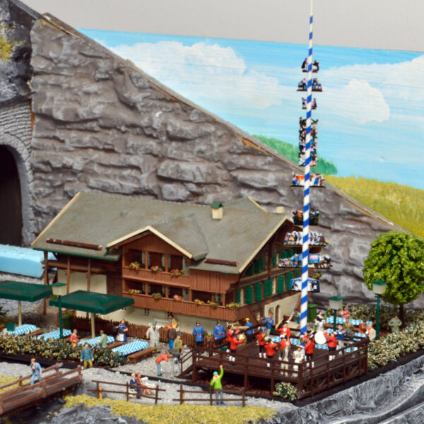 großer Biergarten - Neugestaltung - Ob Feuerwehr, Musikkapelle, Fernsehen oder Zuschauer, alle lieben den Biergarten mit dem großen "Zunft-Baum".