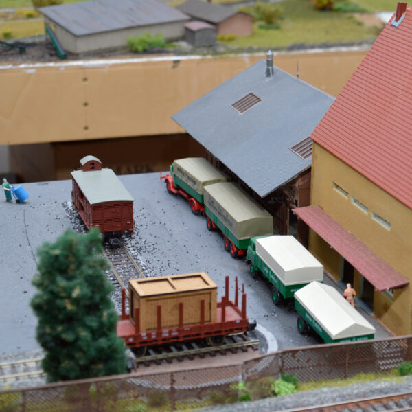 Verladung auf der H0 Anlage mit Handdrehscheibe.
