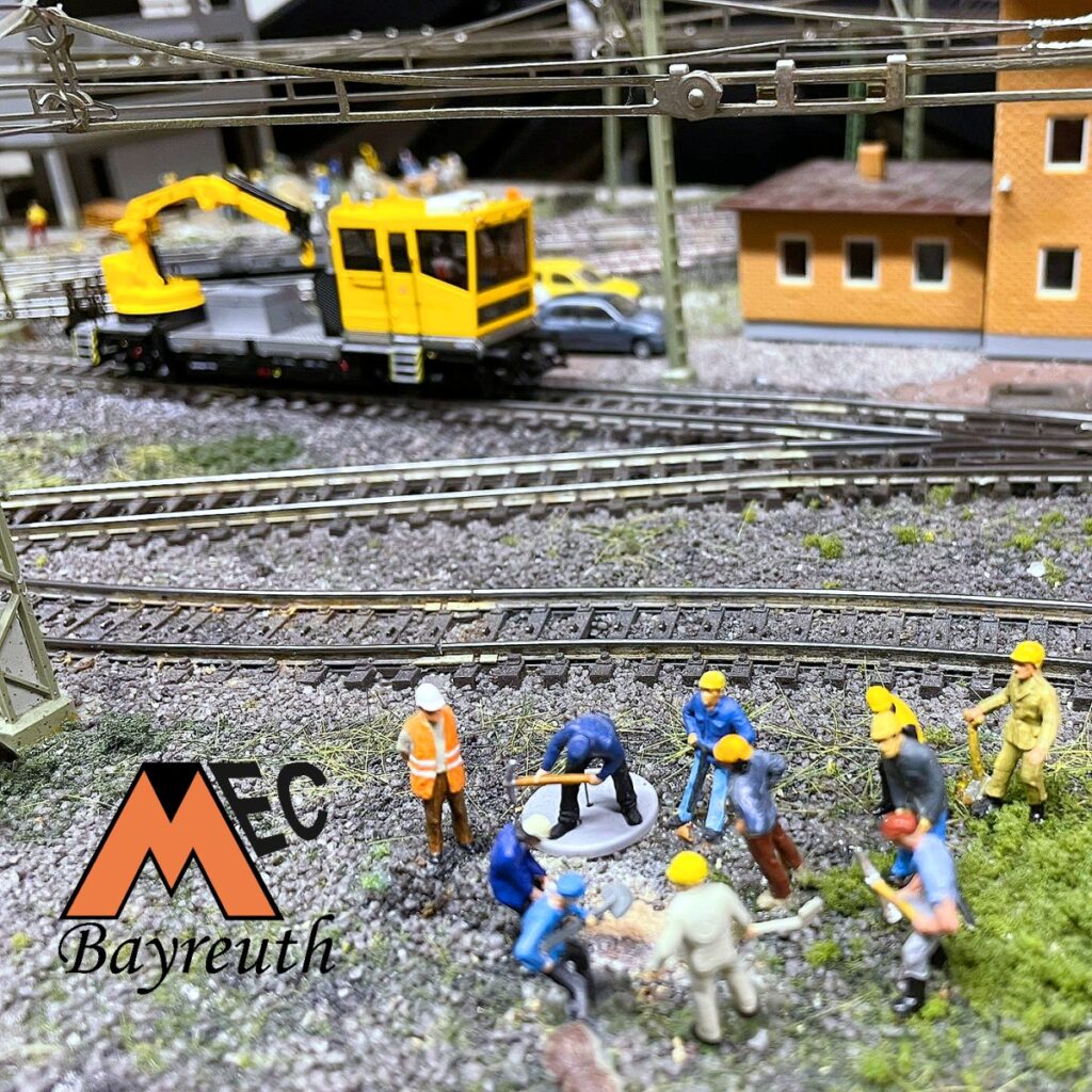 Bauarbeiten auch auf den Anlagen. Der Arbeiter auf dem grauen Deckel bewegt sich! Probieren Sie es aus!