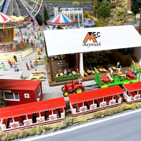 Die Kirmes ist neu aufbereitet und gut besucht.