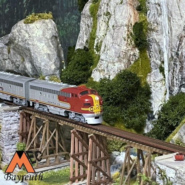 USA Zug Santa Fe - Holzbrücke vor dem Wasserfall.