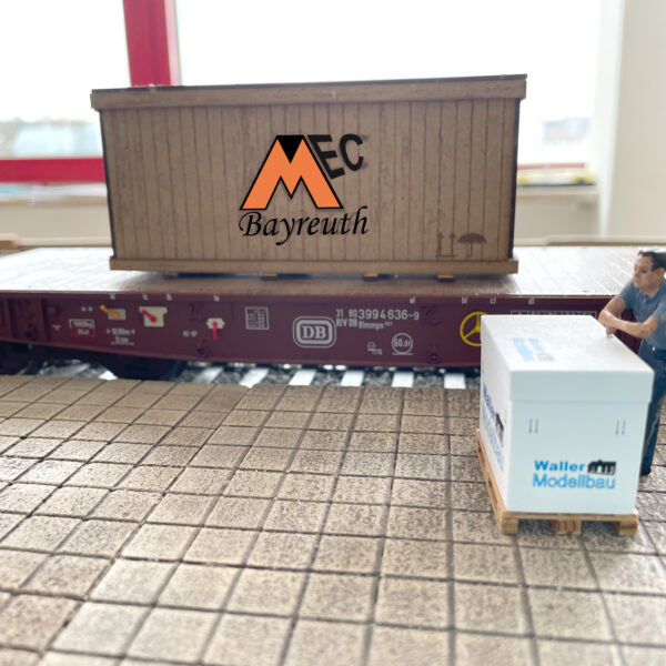 MEC Bayreuth - Güterverladung in eigene Holzkiste auf der Spur I Anlage