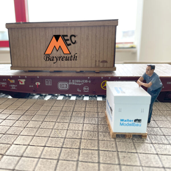 Verladung in die selbst gelaserte und gebrandete Holzkiste auf einen Schwertransportwagen auf der Spur I Anlage.