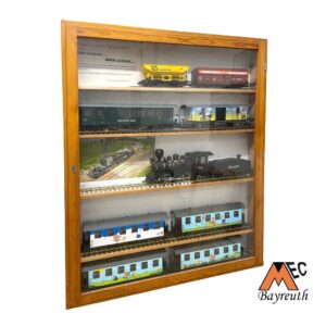 Ausstellungsvitrine mit Wagen in den Spurgrößen I (1:32) und IIm (1:22,5) von Märklin, LGB, Magnus (Höhne), USA Trains und TrainLine 45. Hier nun die Wagen Frühjahr, Sommer, Herbst und Winter von TrainLine45