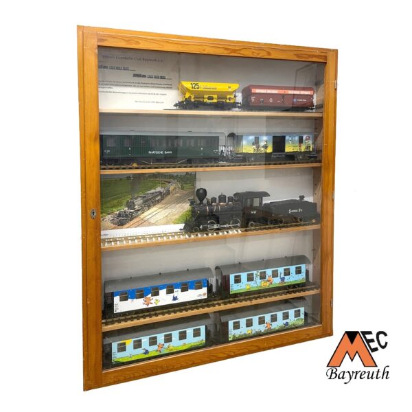 Ausstellungsvitrine mit Wagen in den Spurgrößen I (1:32) und IIm (1:22,5) von Märklin, LGB, Magnus (Höhne), USA Trains und TrainLine 45. Hier nun die Wagen Frühjahr, Sommer, Herbst und Winter von TrainLine45