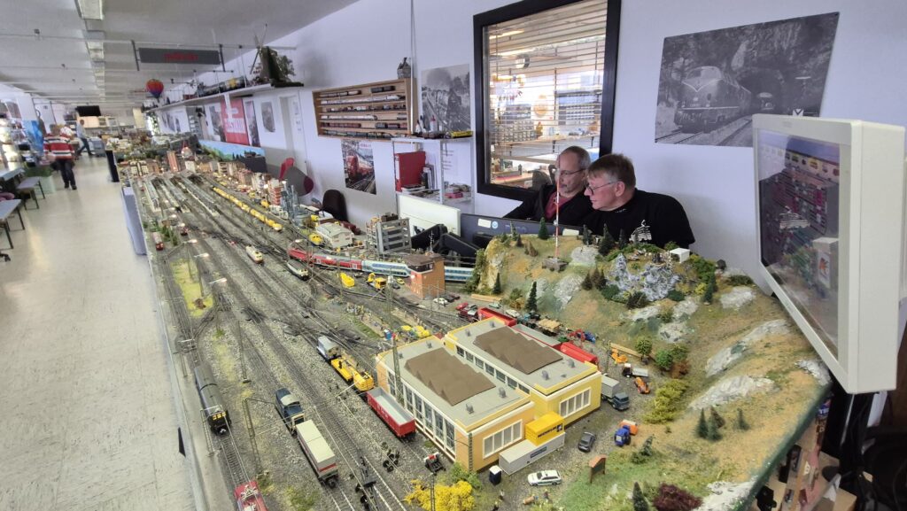 Weiterbau der Gimiks an der Märklin Dreileiter Digitalanlage.