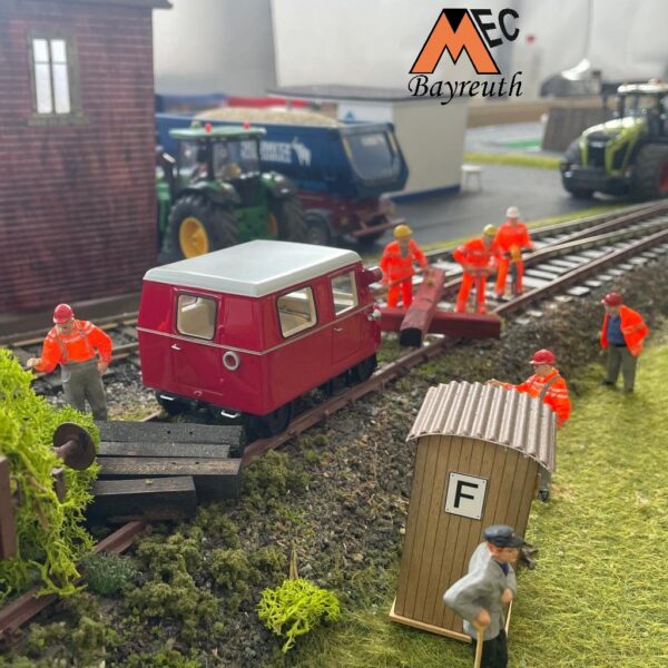 Der Bautrupp des MEC mit der Bahnmeister-Draisine bearbeitet das Stumpengleis auf der Spur 1 Anlage.