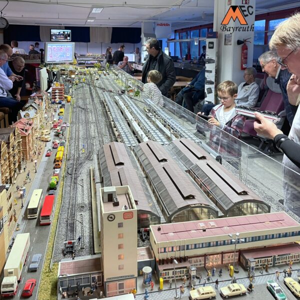 Märklin Anlage mit vielen Gimmiks und regem Zugbetrieb im Kopfbahnhof.