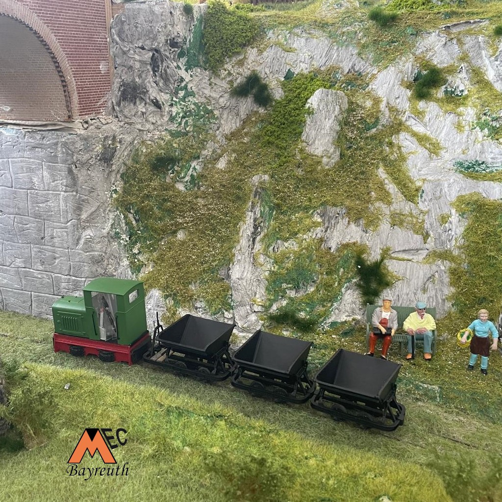 Am Fluß entlang: Feldbahn mit Loren