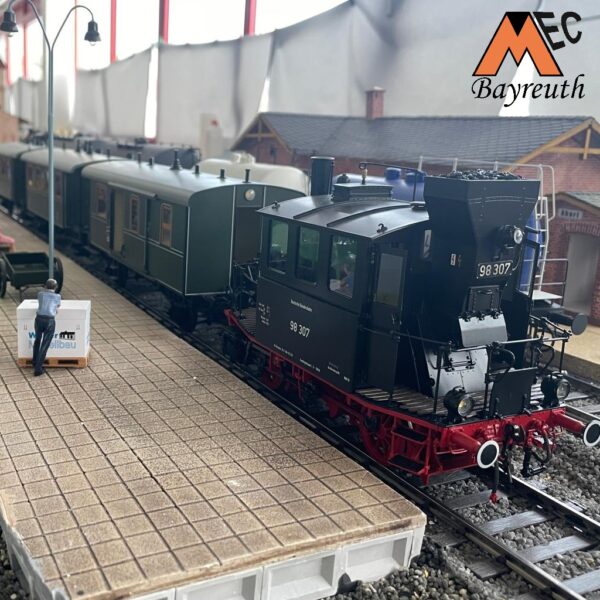 Der "Glaskasten" - Oldtimer Dampflok mit passenenden Personenwagen auf der Spur I Anlage.