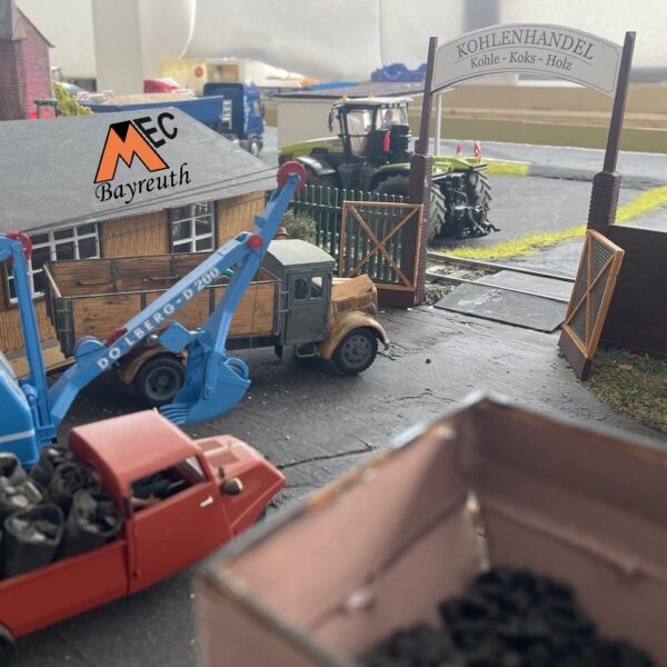Die Kohlehandlung hält für die vielen Dampfloks das Material bereit.