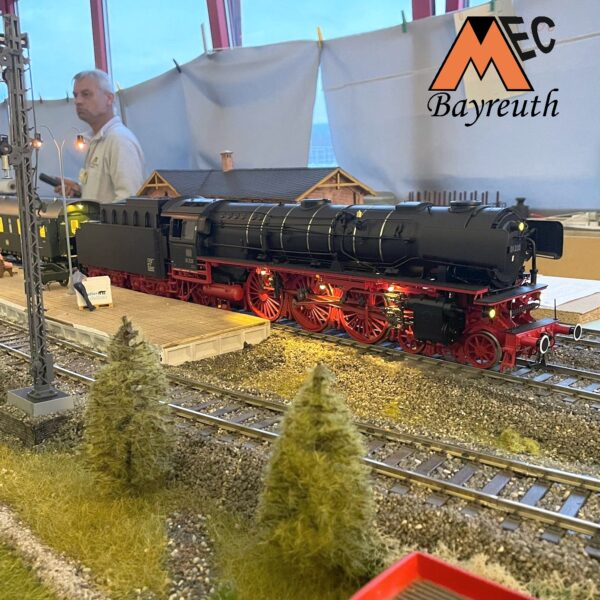 Spur 1 - Anlage - hier die Baureihe 01 auf dem Weg zur Drehscheibe.