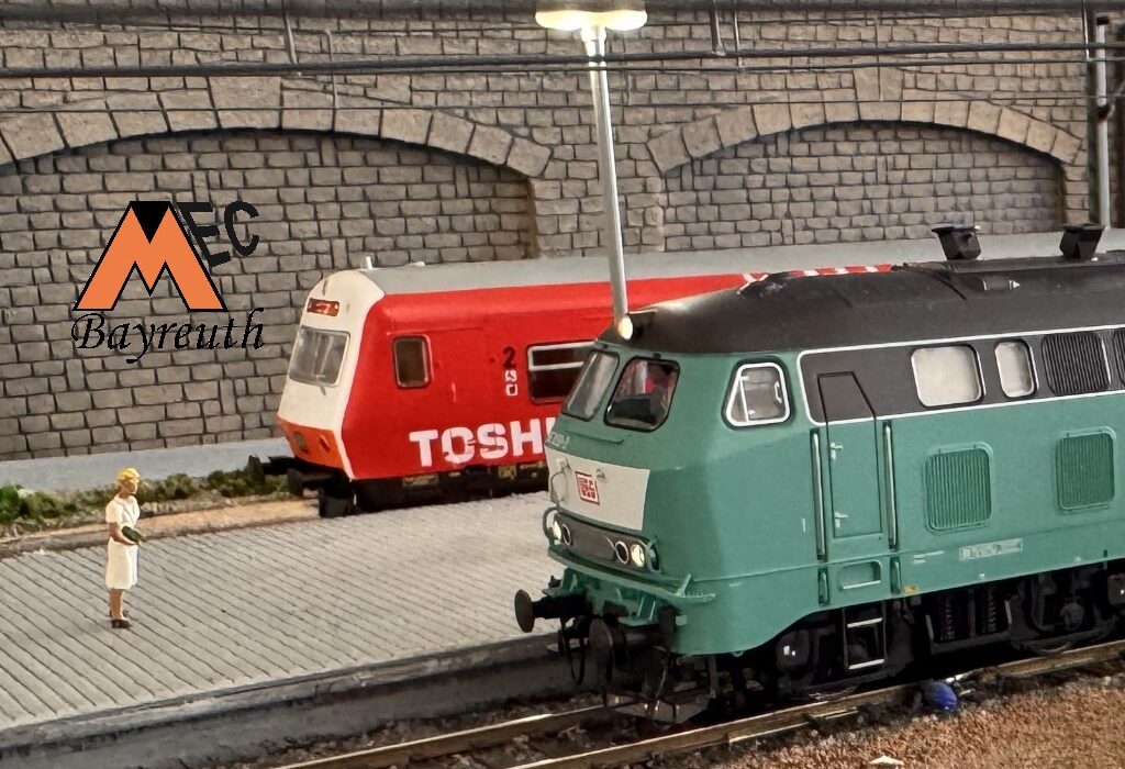 Bahnhof H0 Anlgage Gleichstrom. Triebwagen Tsohiba rot und BR 218 Grün. MEC Bayreuth. Auf dem oberen Gleis AGIP Kesselwagen.