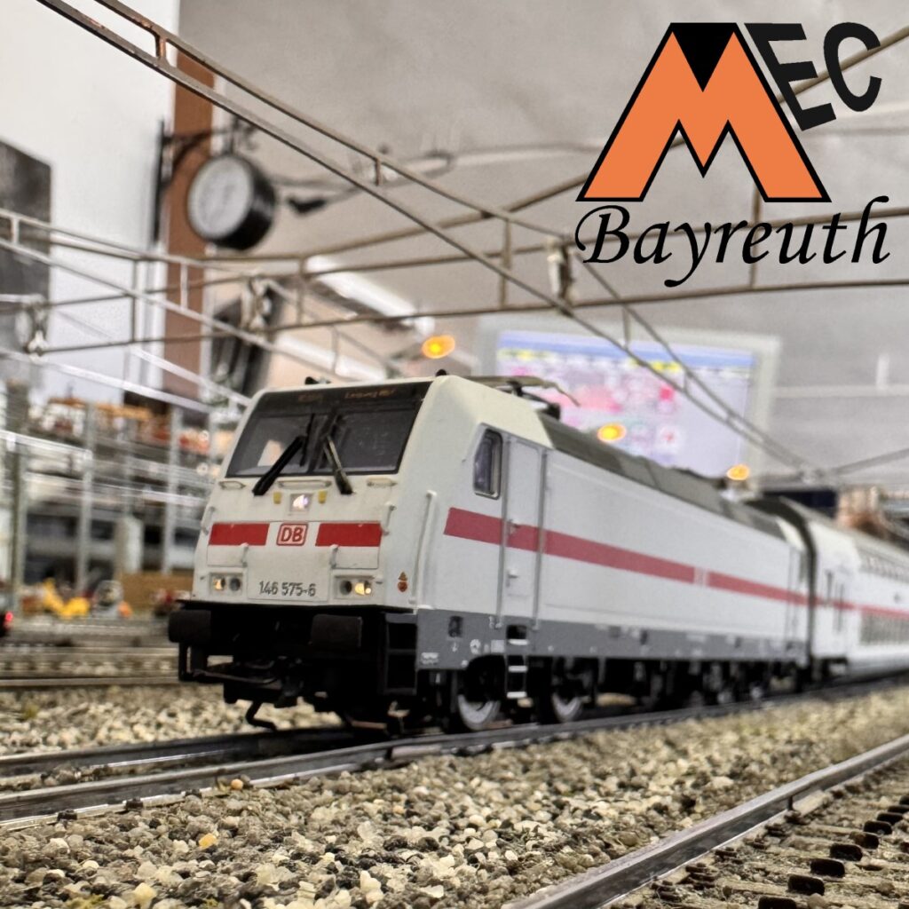 DB BR 146 Traxx mit Doppelstockwagen auf der Märklin Anlage im Club.