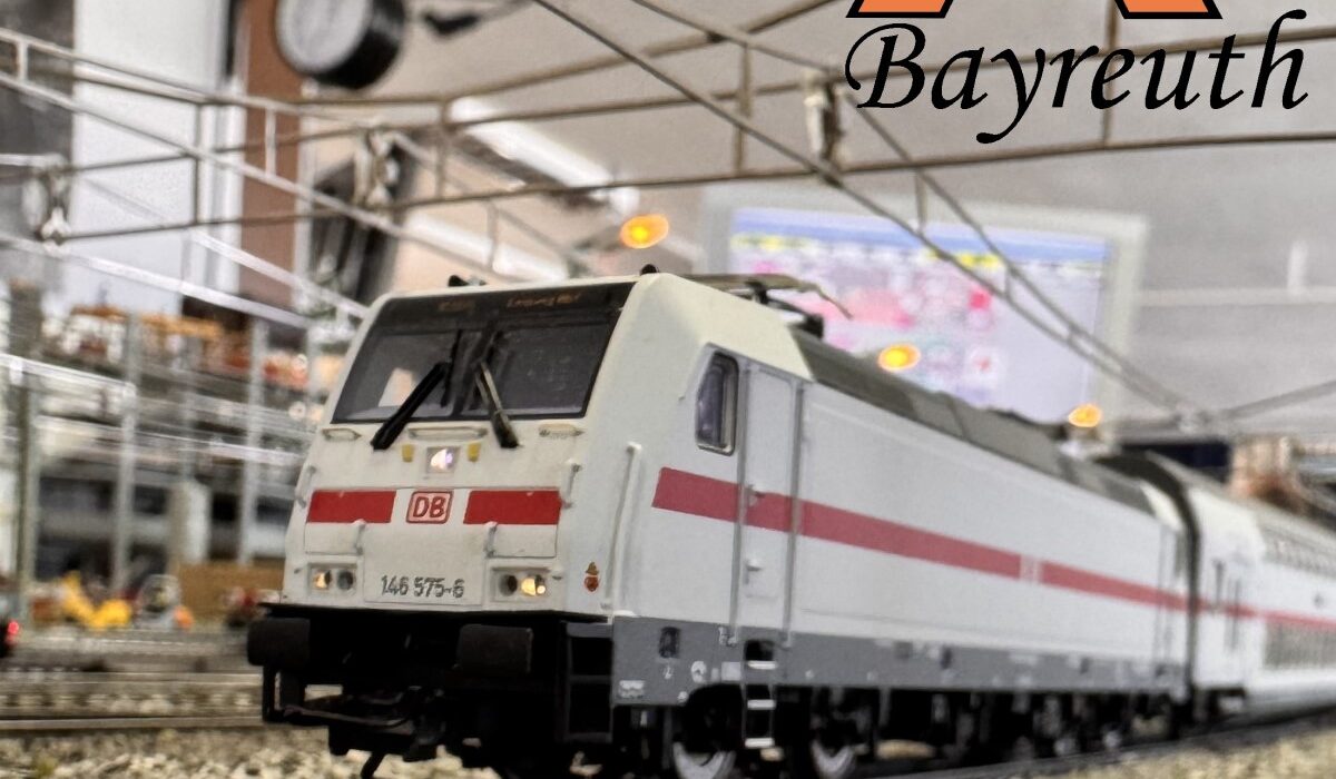 DB BR 146 Traxx mit Doppelstockwagen auf der Märklin Anlage im Club.