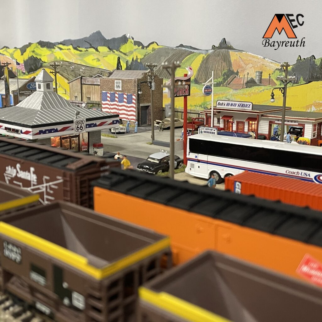 Lange Güterzüge auf der privaten US Anlage im Clubheim.