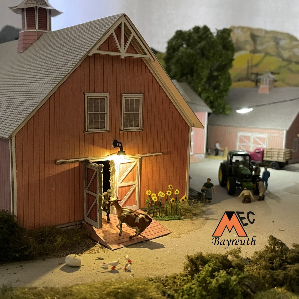 Bauernhof auf der privaten US Anlage. Hier will die Kuh nicht in den Stall, der Traktor wird repariert. Dies alles in den Abendstunden.