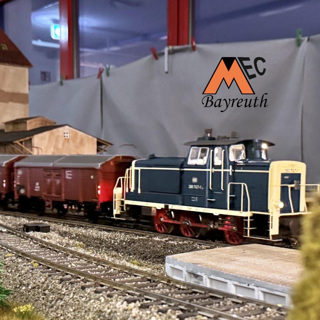 Blaue Diesellok V260 auf der Spur I Anlage im Clubheim