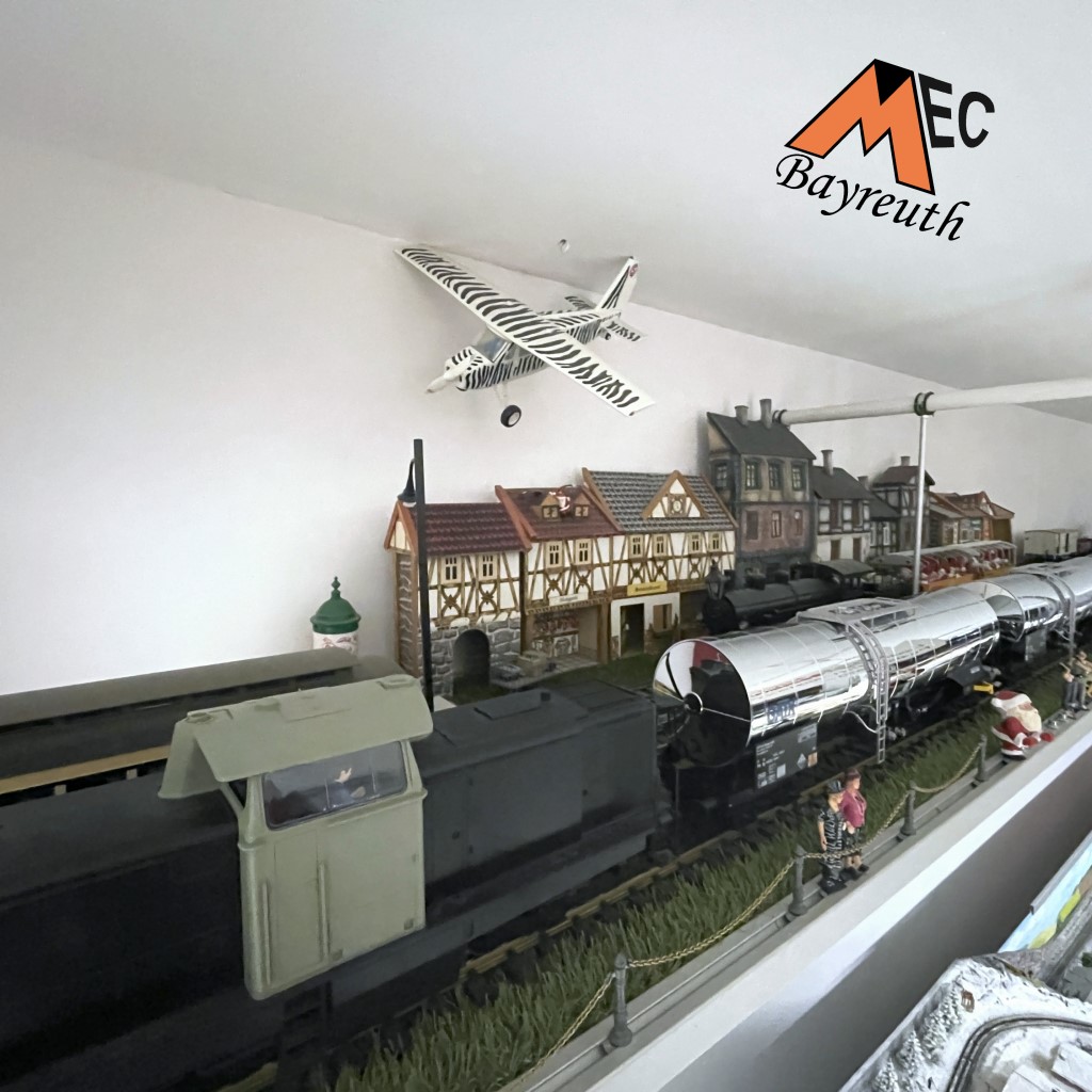 LGB/PIKO Deckenanlage. BR 250 LGB und Chemiekesselwagen PIKO.