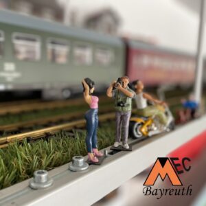 Fotograf mit Model an der Bahn der Deckenanlage. Spur G