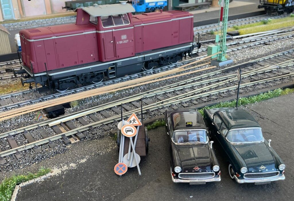 Diesellok auf der Spur I Anlage. Im Vordergrund noch zwei OPEL.