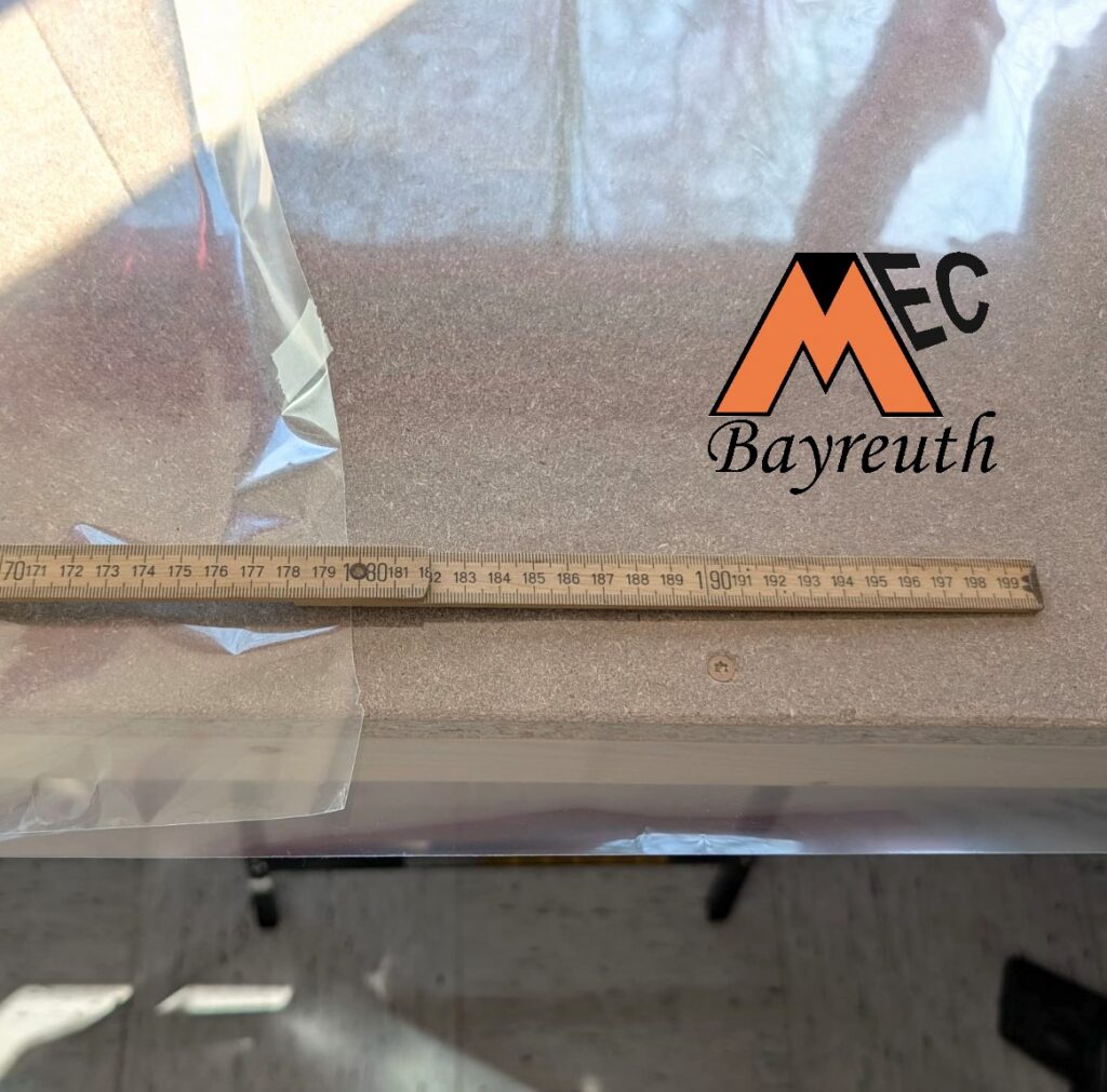 Zentimeter genau ist die Folie vorbereitet und auf dem Unterbau zugeschnitten.