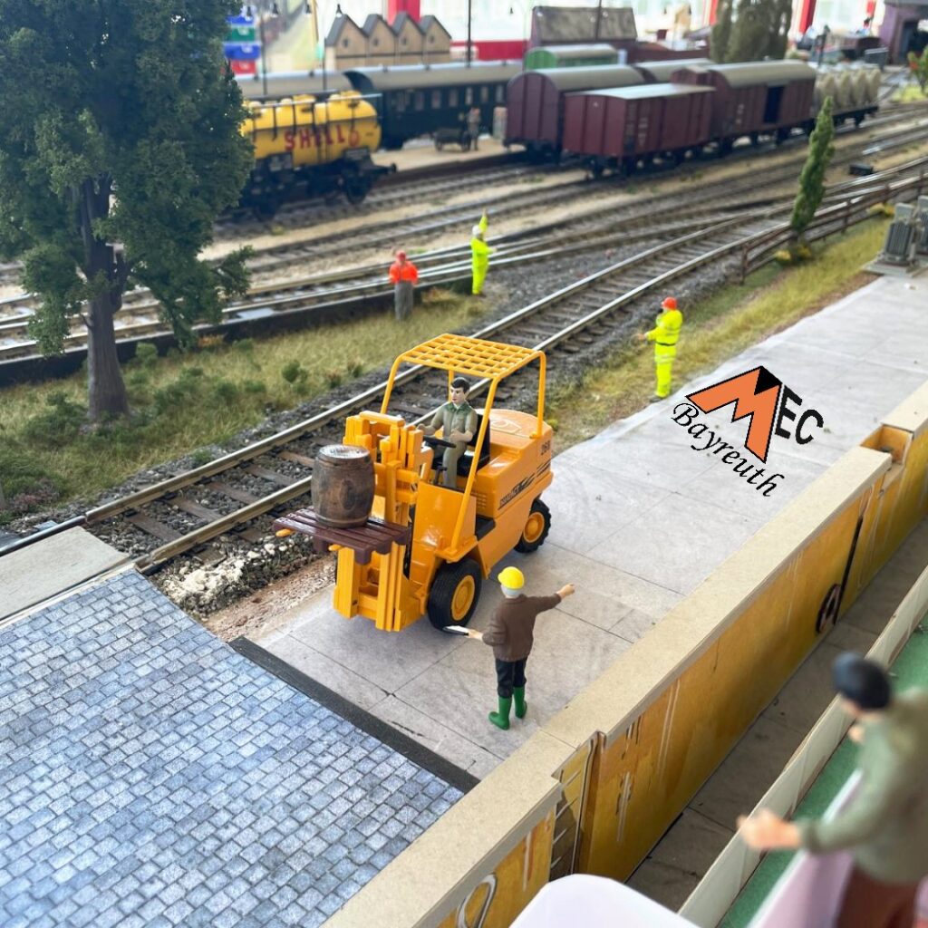 Spur I Anlage MEC Bayreuth. Verladung eines Fasses am Kai.