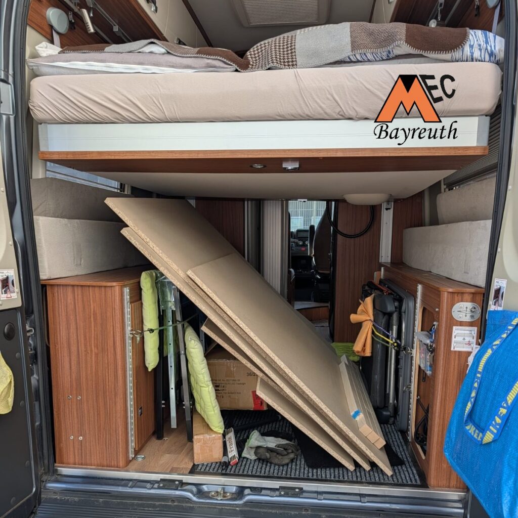 Das erste Material für den Unterbau der Oktopus - Anlage wurde besorgt. Per Wohnmobil sind die Platten in die Clubräume transportier worden.