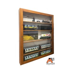 Vitrine mit zwei neuen Wagen von Train Line 45 "Shaun das Schaf".